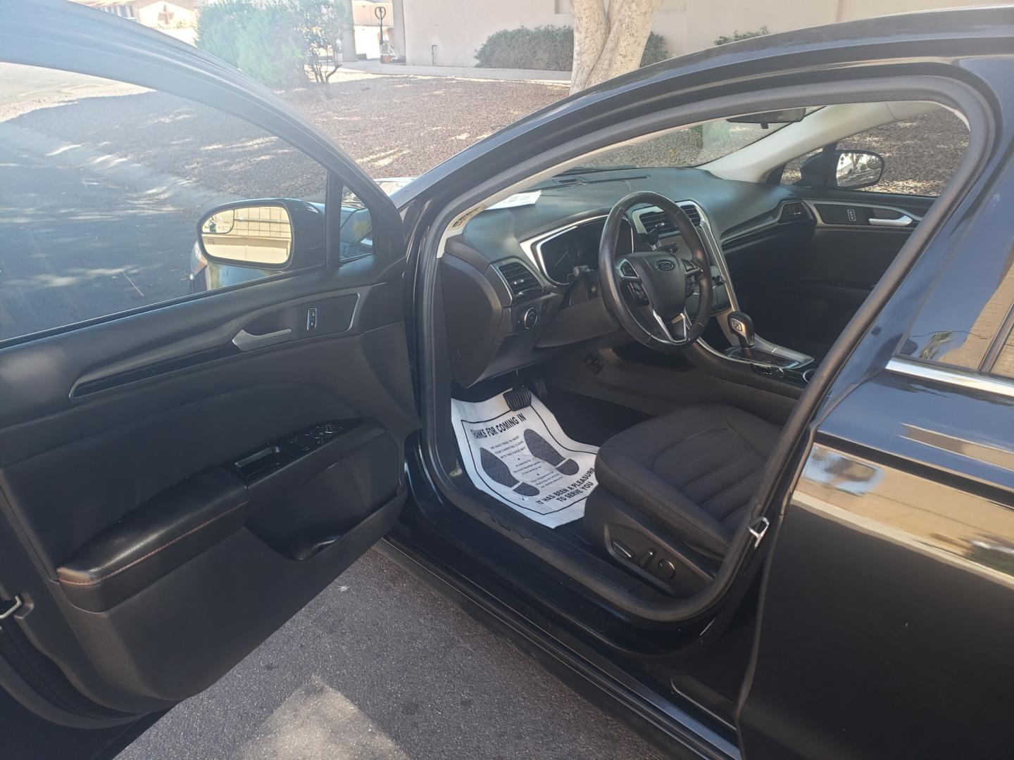2014 /gray and black Ford Fusion Hybrid SE (3FA6P0LU3ER) with an 2.0L L4 DOHC 16V engine, 6-Speed Automatic Overdrive transmission, located at 323 E Dunlap Ave., Phoenix, AZ, 85020, (602) 331-9000, 33.567677, -112.069000 - 2014 Ford Fusion SE Hybrid......EXCELLENT condition,....ONLY 110K MILES!!!..... A Real Must See!!.... No accidents, Power everything, Touch screen Stereo/cd player, Phone sync, Bluetooth, Satellite compatible, Backup camera, Navigation, Ice cold ac, Clean Gray and Black interior with Black cloth sea - Photo#8